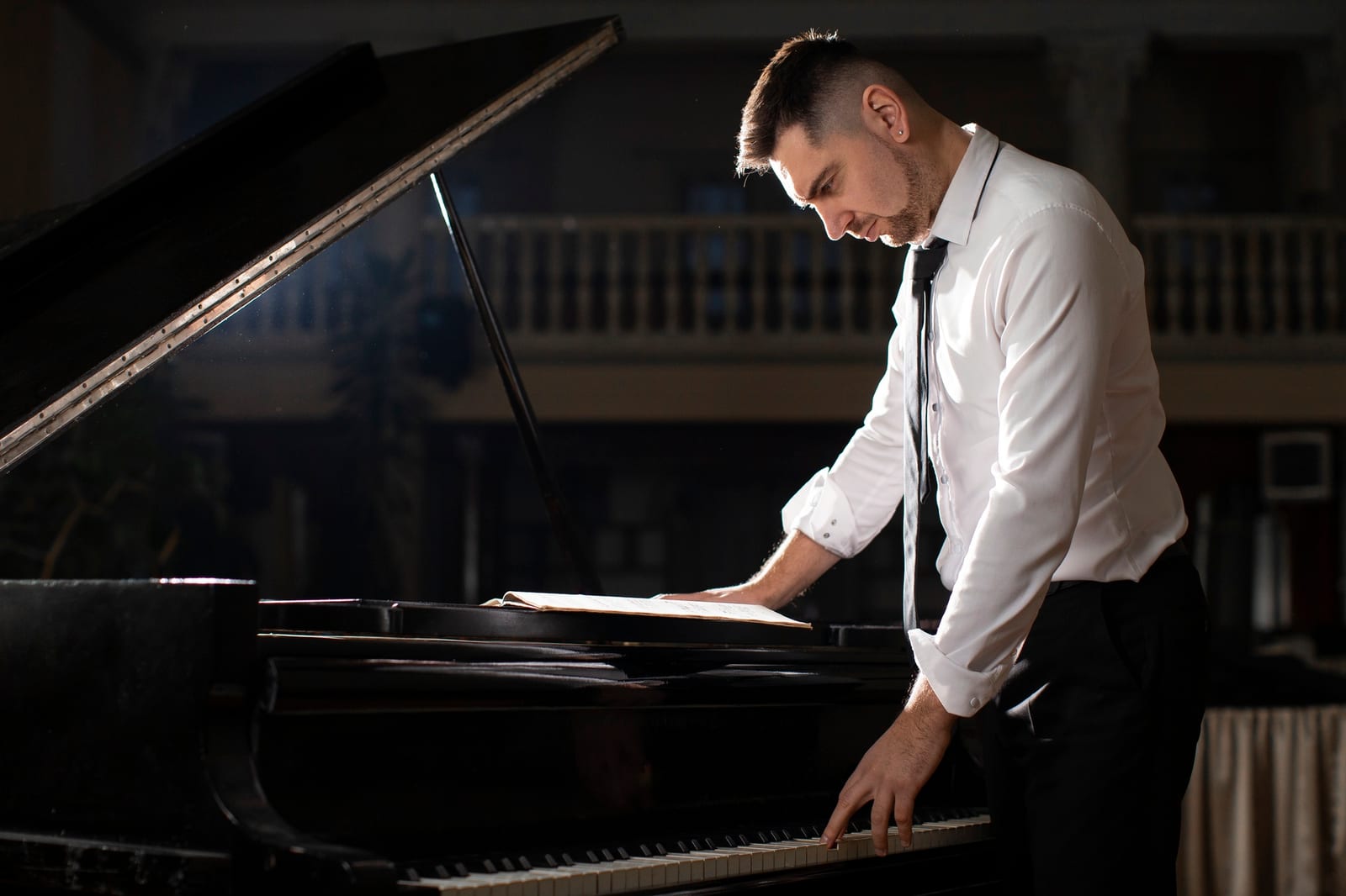 Pianos Antigos em ambiente de atendimento